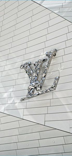 Louis Vuitton Tapete mit Logo an der Wand