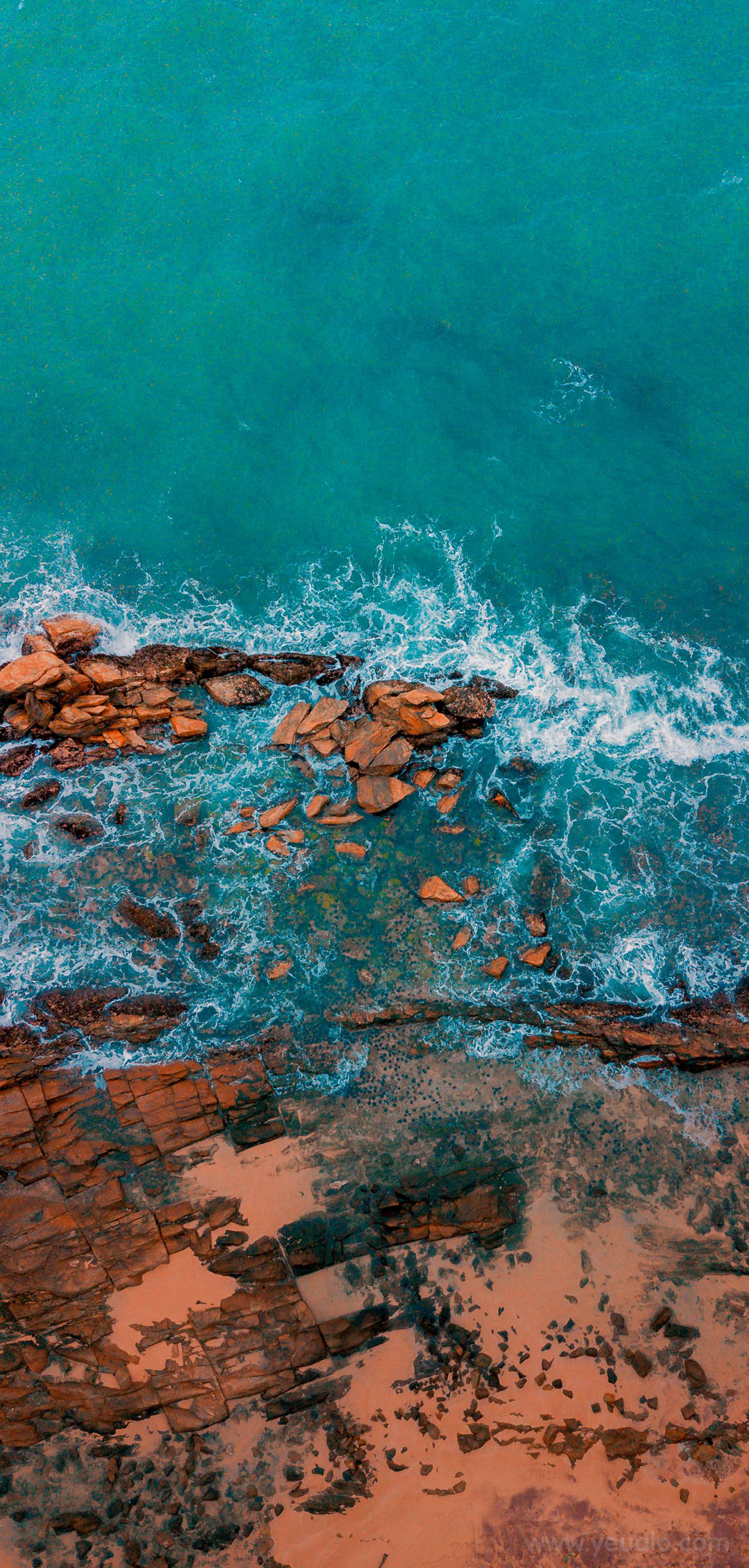 Hình nền biển: Biển luôn là một trong những bức tranh thiên nhiên tuyệt vời nhất trên đời. Sắc xanh và biết điều của nó gia tăng thêm nét trầm tư và sự bình yên cho tâm hồn bạn. Hãy lựa chọn hình nền biển để trang trí cho điện thoại của bạn, mang đến cho mình một không gian độc đáo và thư giãn.