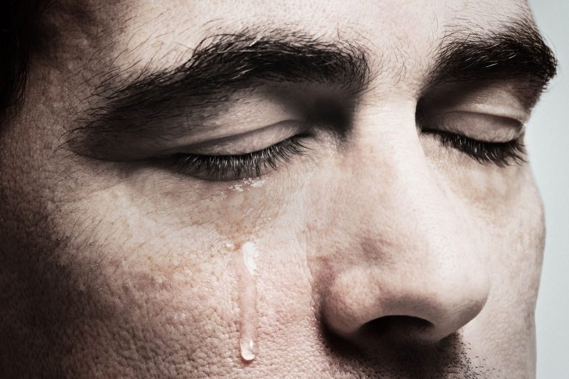 hình ảnh buồn về một người đàn ông đang khóc