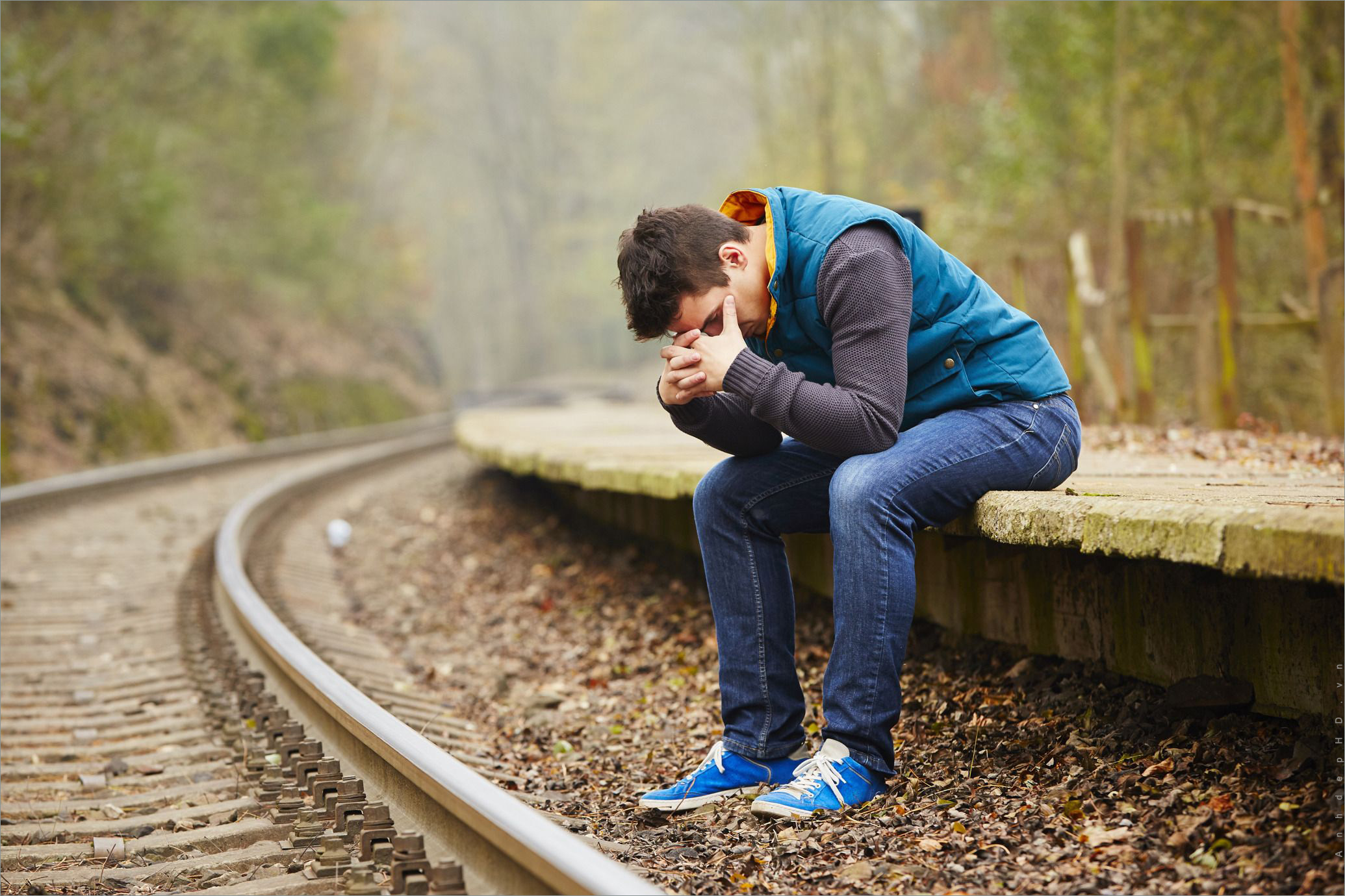 Con trai buồn khóc không phải là dấu hiệu yếu đuối, mà là cách để giải tỏa tất cả căng thẳng và tổn thương. Xem ngay hình ảnh này để cảm thấy bình an và sẵn sàng để vượt qua mọi khó khăn.