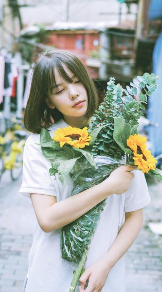 ảnh gái xinh tóc ngắn ôm bó hoa