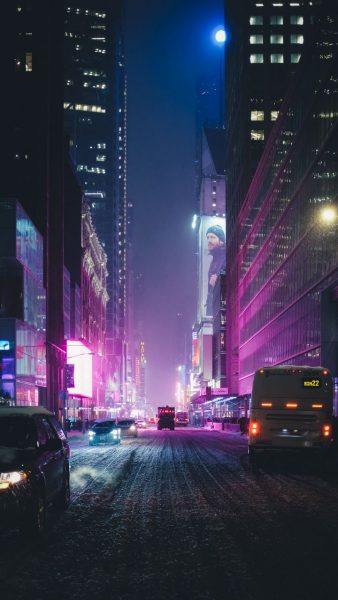 Stadthintergrundbild bei Nacht mit violetten Lichtern