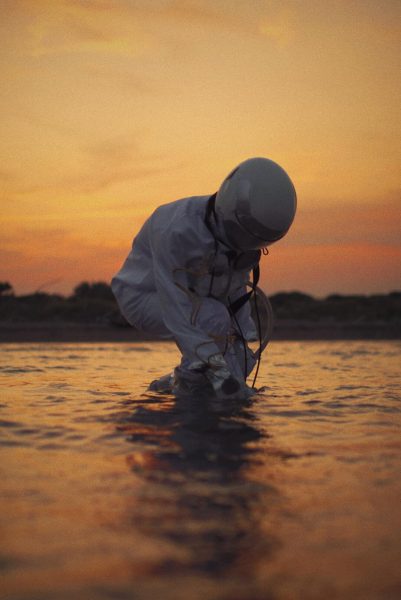 Foto von Astronauten, die im Meer stehen