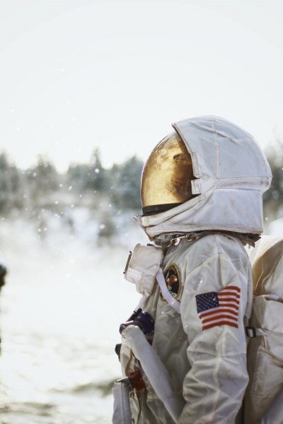 Foto von Astronauten, die im Schnee stehen