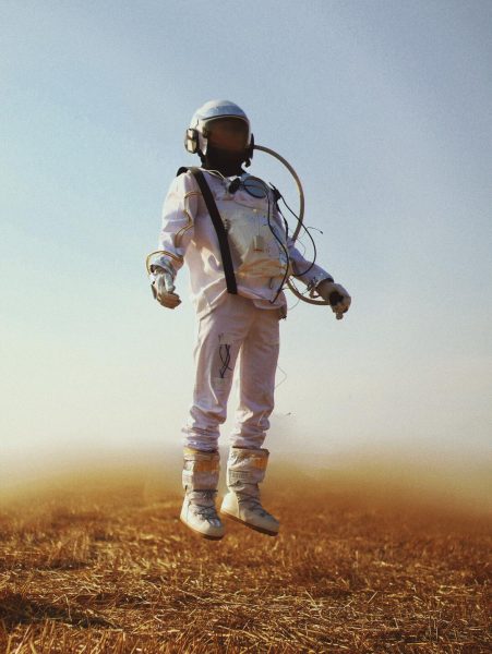Foto von Astronauten, die in der Mitte des Feldes schweben