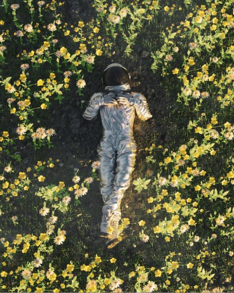 Foto eines Astronauten, der mitten auf dem Feld schläft