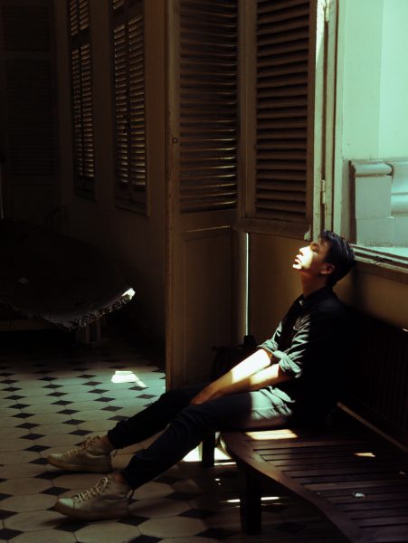 hình ảnh đau khổ của một cậu bé ngồi dưới ánh mặt trời