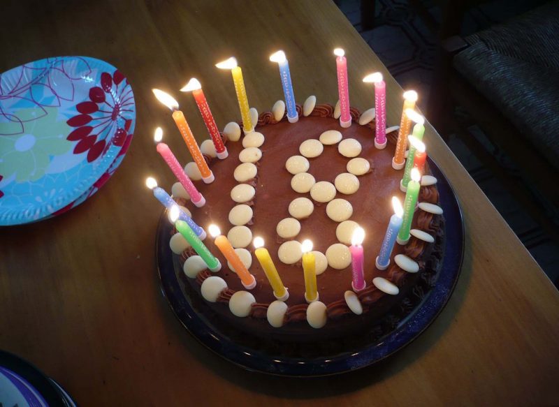 18-jährige Geburtstagstorte mit vielen Kerzen