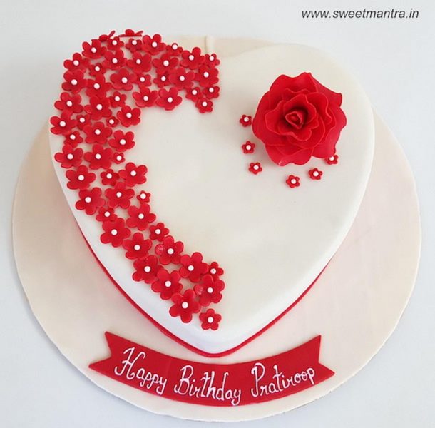 Bánh sinh nhật hình trái tim với hoa đỏ