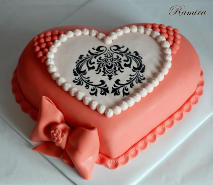 Bánh sinh nhật hình trái tim hoa văn