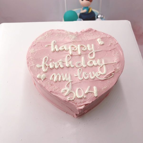 Bánh sinh nhật hình trái tim màu hồng nhạt