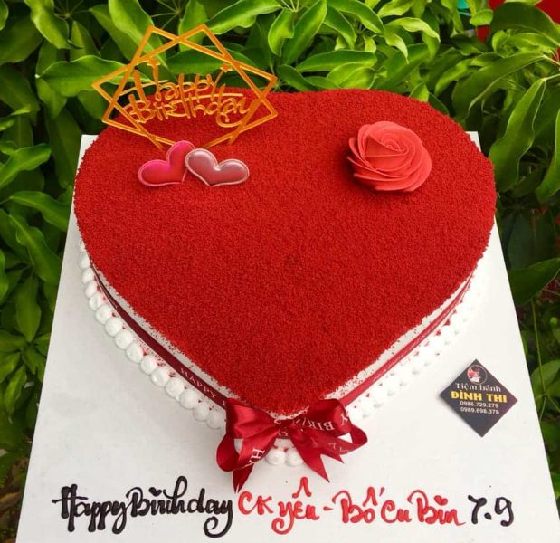 Bánh sinh nhật hình trái tim màu đỏ