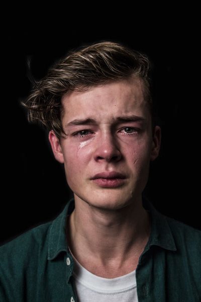 Trauriges, einsames Bild eines weinenden Jungen