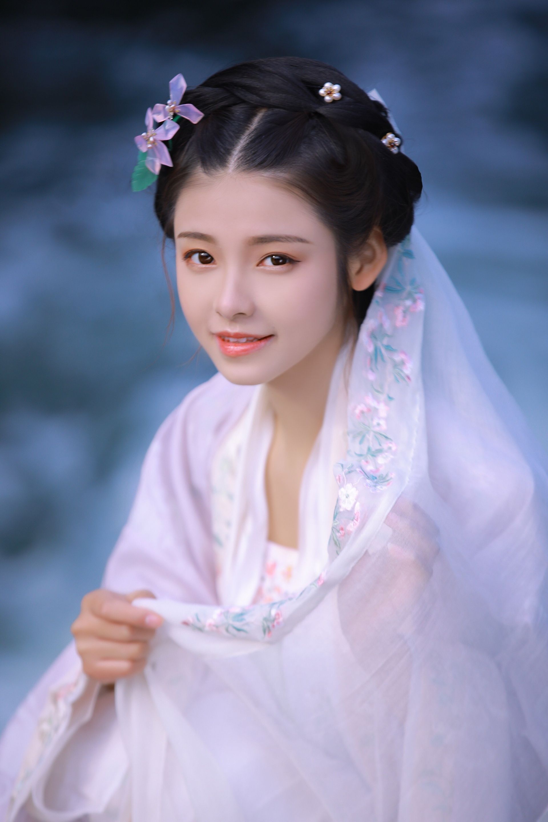 Một cô gái với trang phục cổ trang là một thước phim đẹp mắt để nắm bắt vẻ đẹp và tinh tế của văn hoá Trung Hoa. Tại đây, bạn sẽ được chiêm ngưỡng những ảnh gái xinh cổ trang tràn đầy nét đẹp của phong cách cổ điển của Trung Quốc.