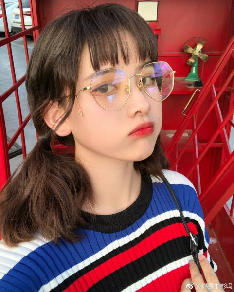 Hình ảnh Gái Xinh đeo mắt kính Tóc Ngắn