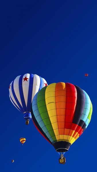 Heißluftballon fliegt in den blauen Himmel