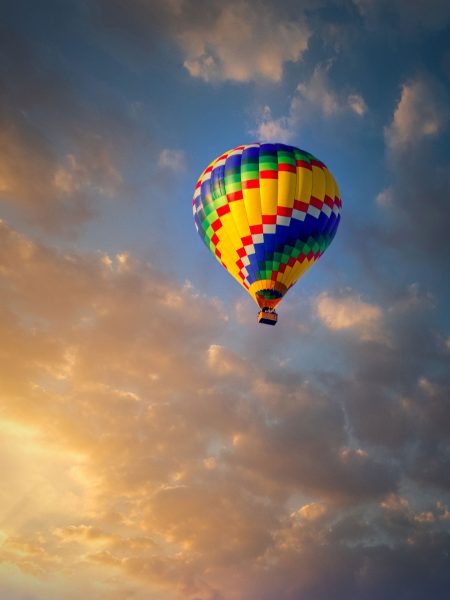 Bild des Heißluftballons am Himmel