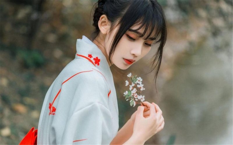 Hình gái Nhật Bản cầm hoa