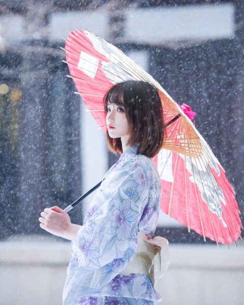 Hình gái Nhật Bản dưới mưa tuyết