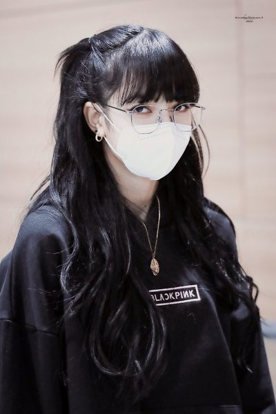 Bild eines hübschen Mädchens, das eine Brille trägt, um ihr Gesicht zu bedecken