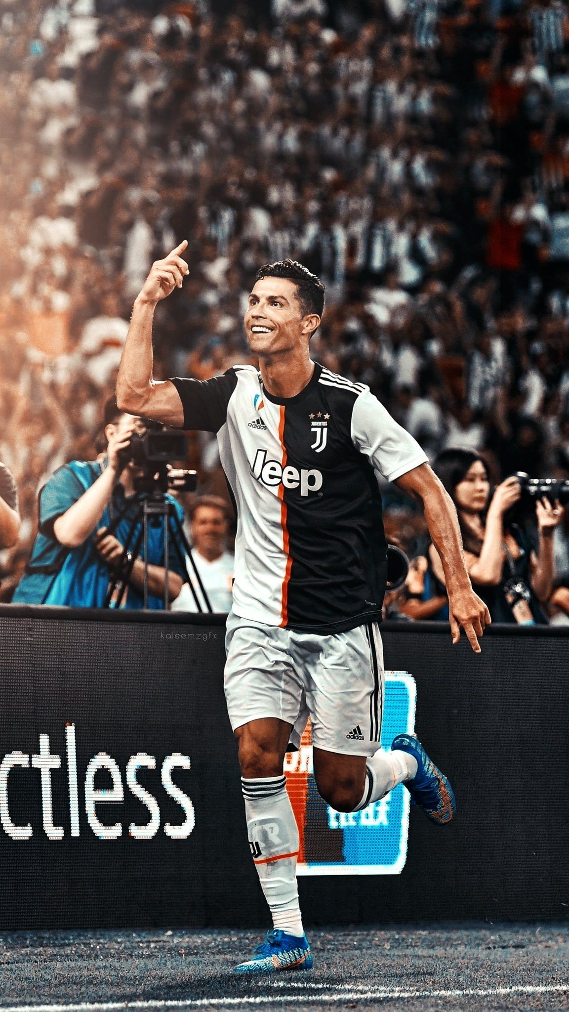 Hình nền Ronaldo ngầu và chất sẽ khiến cho màn hình của bạn trở nên sành điệu và phong cách hơn bao giờ hết. Hãy chiêm ngưỡng những tác phẩm nghệ thuật số này để thấy được sự khỏe khoắn và cá tính của ngôi sao bóng đá nổi tiếng này.
