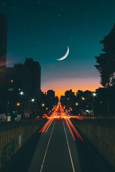 Hình nền thành phố về đêm và mặt trăng