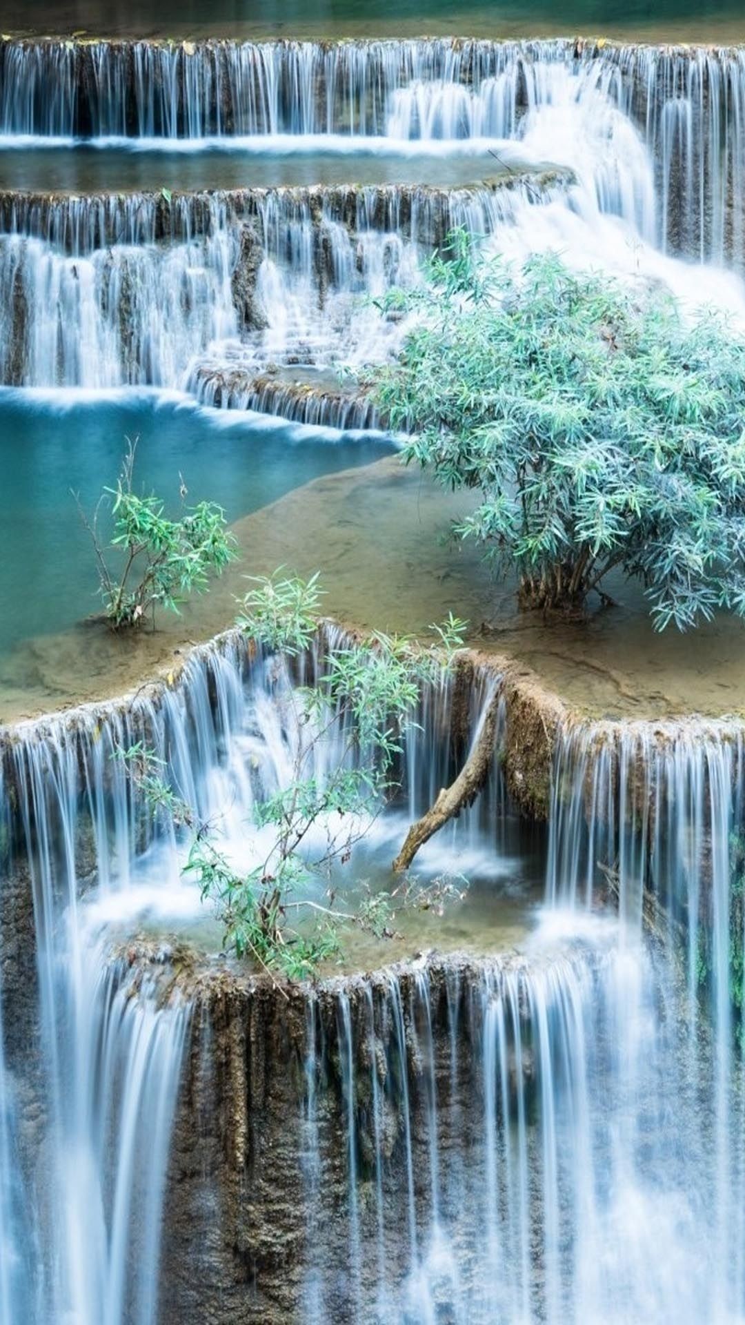 Hình nền thác nước cảnh đẹp sẽ đưa bạn vào một không gian tự nhiên hoang sơ và yên tĩnh. Với sự kết hợp tuyệt vời của nước và đá, những hình ảnh này sẽ mang lại cho bạn một cảm giác thư thái và bình yên.