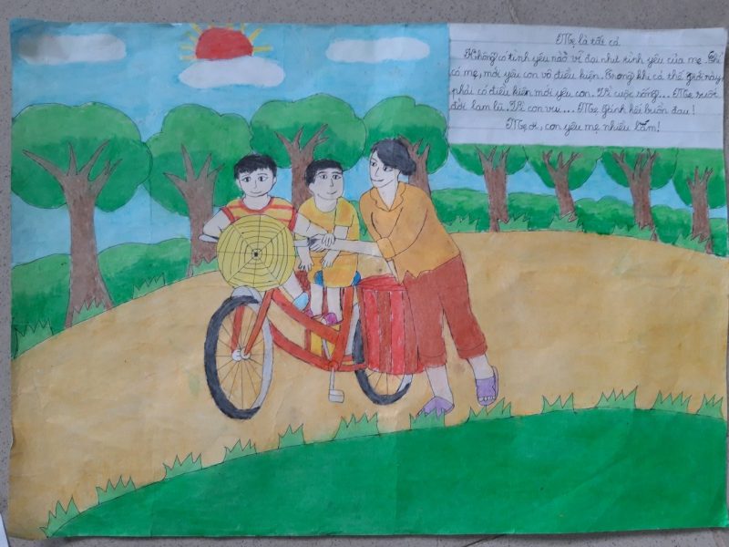 Vẽ tranh mẹ đẩy xe đạp chở con về nhà