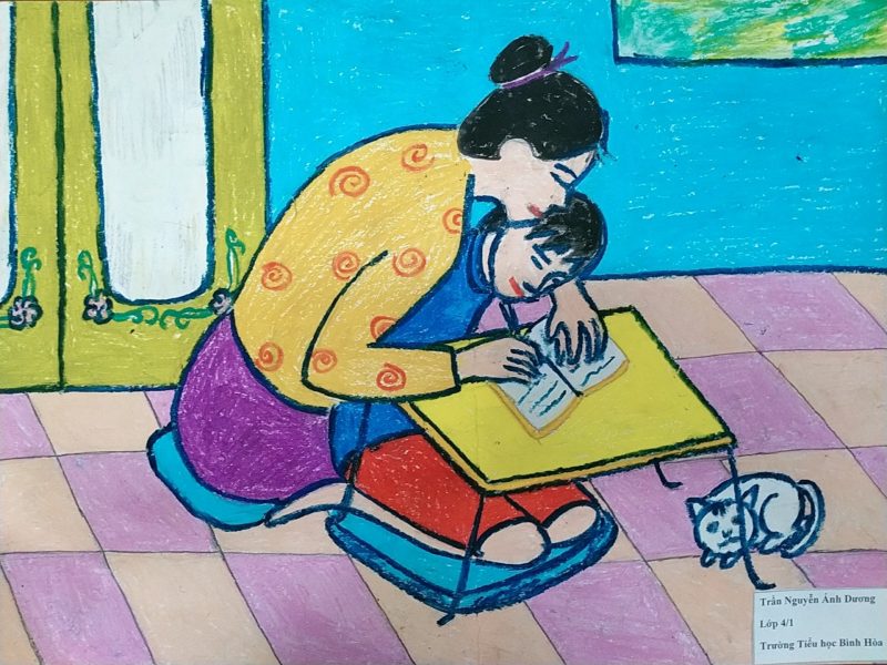 Vẽ tranh mẹ giúp em học bài