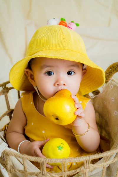 Ảnh baby cầm quả lê