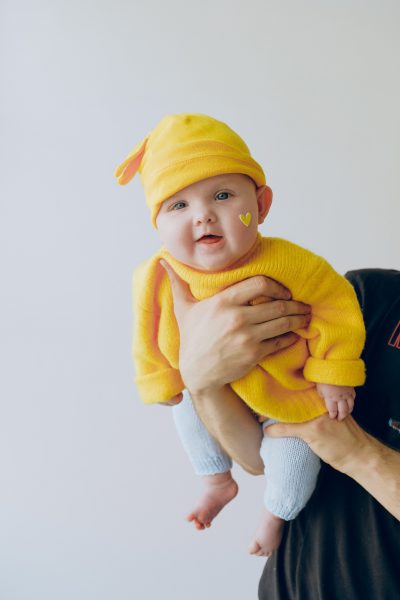 Ảnh baby cười mỉm với đôi má trái tim