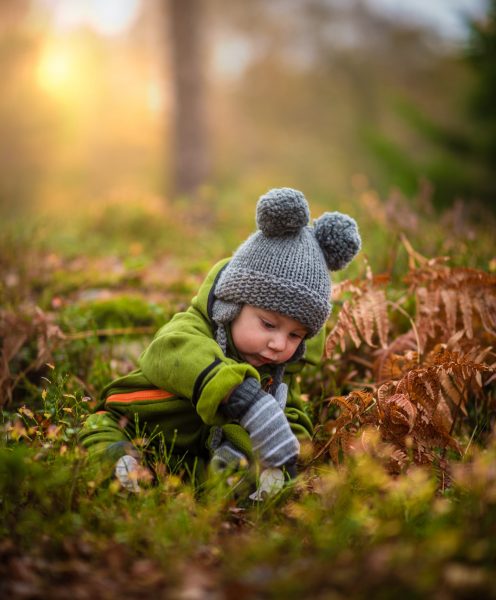 Ảnh baby ngồi chơi trong rừng