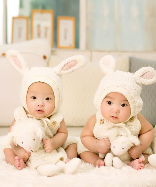 Ảnh baby sinh đôi mang tai thỏ