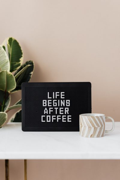 Das Guten-Morgen-Foto beginnt mit einer guten Tasse Kaffee