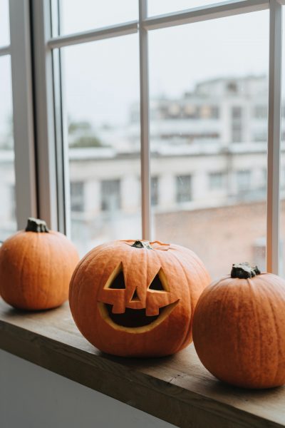 Halloween-Bilder von Kürbissen am Fenster