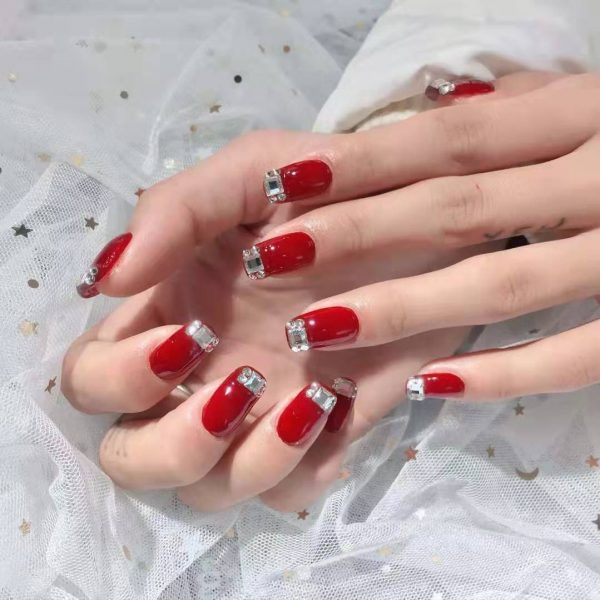 Ảnh mẫu nail màu đỏ cherry đính đá