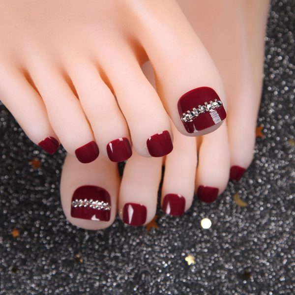 Ảnh mẫu nail màu đỏ đính đá cho bàn chân