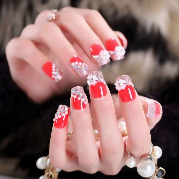Ảnh mẫu nail màu đỏ đính ngọc trai xéo