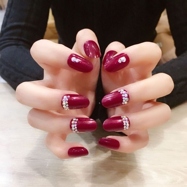 Ảnh mẫu nail màu đỏ gắn đá cho móng tròn