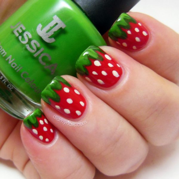 Ảnh mẫu nail màu đỏ họa tiết trái dâu
