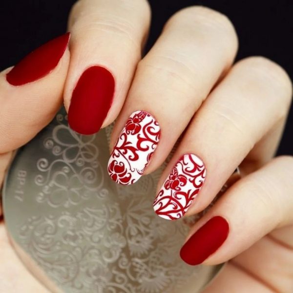Ảnh mẫu nail màu đỏ kèm họa tiết hoa lá