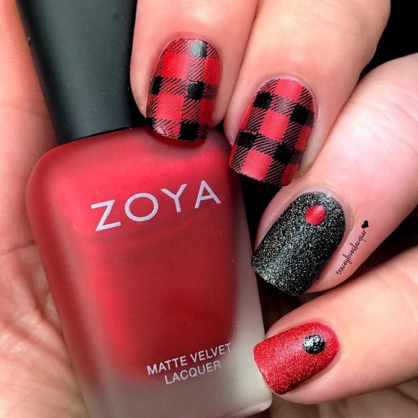 Ảnh mẫu nail màu đỏ nhám pha đen lạ mắt