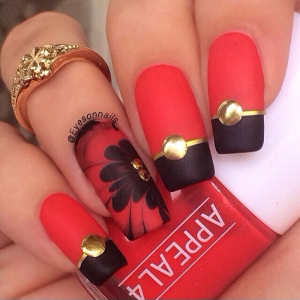 Ảnh mẫu nail màu đỏ phối hoa đen nghệ thuật