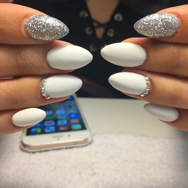 Ảnh mẫu nail màu trắng đính đá sang trọng