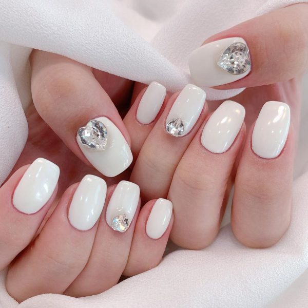 Ảnh mẫu nail màu trắng đính hạt đá