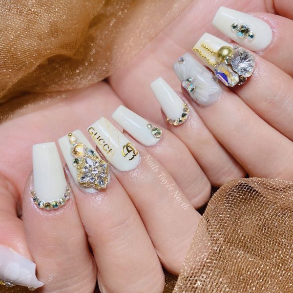 Ảnh mẫu nail màu trắng đính hoa 3D
