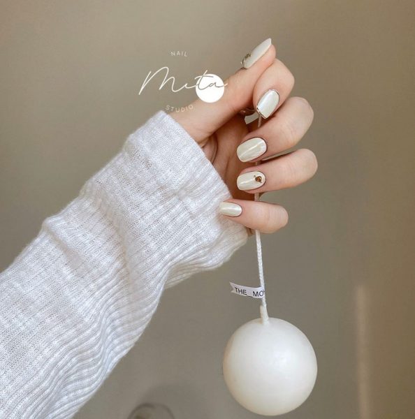 Ảnh mẫu nail màu trắng gạo đẹp mắt