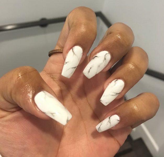Ảnh mẫu nail màu trắng in vân đá