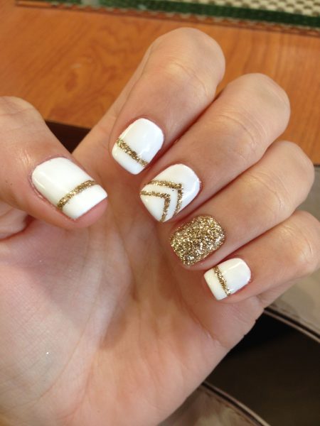 Ảnh mẫu nail màu trắng kẻ nhũ vàng