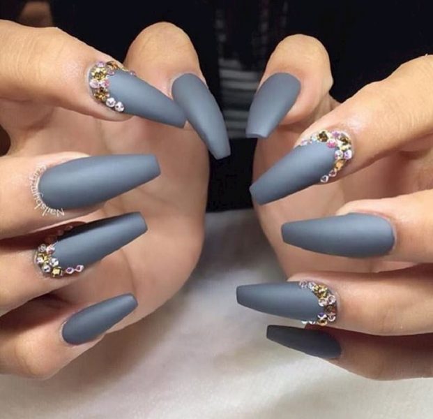 Ảnh mẫu nail xám sang chảnh đắp hạt nổi
